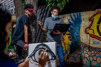 John Johnny Quintero recitando la poesía que acaba de componer, en la terraza de la casa cultural de Frontera Morada, en Cúcuta.
