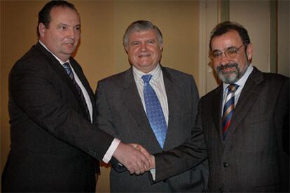 José Vicente Morata, a la izquierda, y José Vicente González se saludaron ante Rafael Ferrando, ayer.