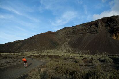 Dos ciclistas en la zona de Lomo negro, en la isla de El Hierro.