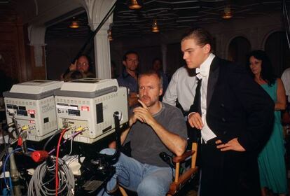 En parte por ahorrar, James Cameron escogió a dos bisoños protagonistas para ‘Titanic’: Leonardo DiCaprio y Kate Winslet. Ambos tenían 21 años. Aquí, con DiCaprio durante el rodaje.