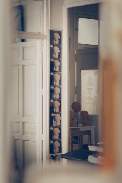 En la pared, una tira de fotos de la serie 'Clónicos' (1993) realizadas con el sistema Lumena.