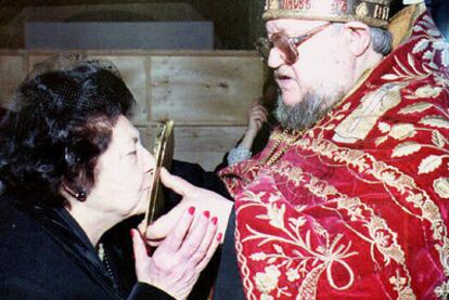 Leonida Gueórguievna besa un icono en Moscú, en 1993.