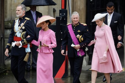 El mundo posa sus ojos sobre la reina Letizia cada vez que hace una aparición de estas características porque su indudable sentido del estilo le hace destacar sobre las demás royals europeas. En la entrada a Westminster se pudo ver también a la reina Matilde de Bélgica, quien también se decantó por tonos rosas, aunque con una silueta mucho menos parisina.