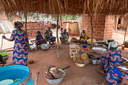 Las mujeres de uno de los pueblos de la comuna de Zé charlan mientras elaboran aceite de palma.  Benín ocupa el puesto 148 de 162 en el Índice de Desigualdad de Género de la ONU, que mide la pérdida de desarrollo humano debida a la desigualdad entre los logros de mujeres y hombres en tres dimensiones clave: salud reproductiva, el empoderamiento y mercado laboral. Las actividades generadoras de ingresos, como esta, ayudan a que alcancen la independencia económica.