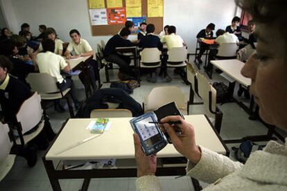 Una profesora del colegio San Pablo CEU de Montepríncipe (Madrid) consulta su agenda electrónica.