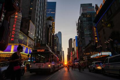 El 'Manhattanhenge' visto entre los rascacielos cerca de Times Square.