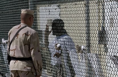 Un guardia habla con un preso en el Campo 1 de Guantánamo.