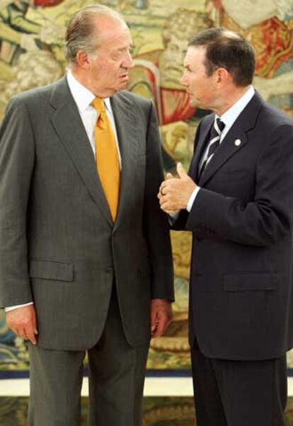 El Rey y el <i>lehendakari,</i> Ibarretxe, conversan en La Zarzuela.