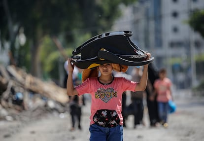 Una niña palestina abandona la ciudad de Gaza, tras el ultimátum israelí, este viernes.