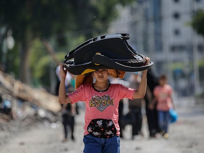 Una niña palestina abandona la ciudad de Gaza, tras el ultimátum israelí, este viernes.