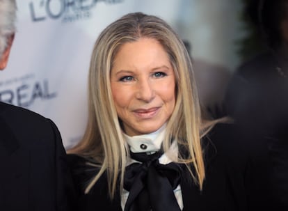 Barbara Joan Barbra Streisand nació el 24 de abril de 1942. Hoy tiene a sus espaldas una carrera de más de 50 años en la industria del entretenimiento, en la que ha desarrollado sus facetas como actriz, cantante, compositora y directora. Es una de las pocas estrellas que cuenta entre sus premios con Grammys, Emmys, Oscars y premios Tony.