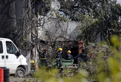Los bomberos trabajan en una casa en L&#039;Alcudia donde dos personas han fallecido esta madrugada en un incendio.