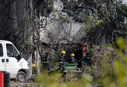 Los bomberos trabajan en una casa en L'Alcudia donde dos personas han fallecido esta madrugada en un incendio.