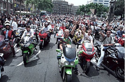 La manifestación de motoristas a su llegada a la plaza de Catalunya.