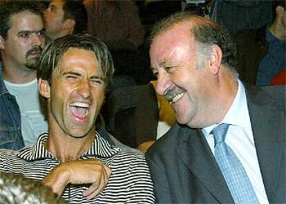 Vicente del Bosque y Panucci bromean en la presentación en Oporto del partido de la Fundación Figo.