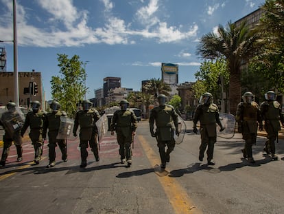 Policías en las calles de Santiago, en octubre de 2022.
