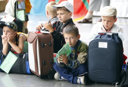 Varios niños de Ucrania esperan a que sus familias de acogida les recojan en el frontón municipal de Loiu.