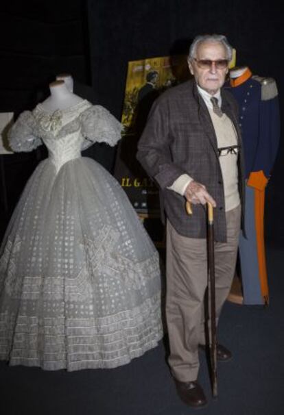 Piero Tosi, con el traje de Cardinale para 'El gatopardo'.