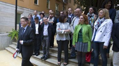 El l&iacute;der del PSPV, Ximo Puig, junto al grupo parlamentario socialista en el patio de las Cortes. 