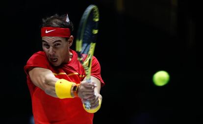 Nadal golpea la bola ante Jachánov.