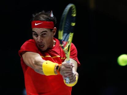 Nadal golpea la bola ante Jachánov.