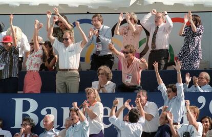 Políticos y miembros de la familia Real española, animan entusiasmados a la selección española de waterpolo en la final contra Italia, en los Juegos Olímpicos de Barcelona 92. España se hizo con la plata. El entonces presidente de la Generalitat de Cataluña, Jordi Pujol, sentado a la derecha de la misma fila que los reyes.