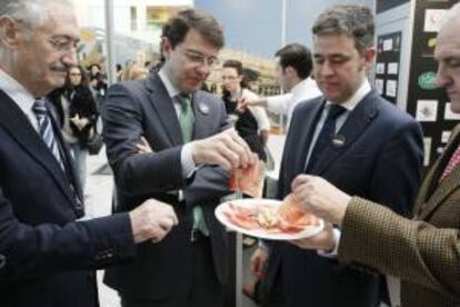 El alcalde de Salamanca, Alfonso Fernández Mañueco (2i), durante el acto de promoción de la ciudad como destino turístico-gastronómico en el certamen Madrid Fusión, donde cuenta con un espacio propio, coordinado por el chef Óscar Cruz.