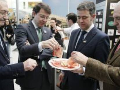 El alcalde de Salamanca, Alfonso Fernández Mañueco (2i), durante el acto de promoción de la ciudad como destino turístico-gastronómico en el certamen Madrid Fusión, donde cuenta con un espacio propio, coordinado por el chef Óscar Cruz.
