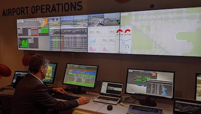 Un trabajador del aeropuerto revisa programas informáticos que permiten controlar las operaciones y hacer predicciones.