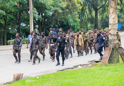 Miembros del ejército congoleño escoltados por soldados ruandeses tras cruzar la frontera desde Goma por al avance del M23.