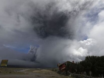 El volcán Cotopaxi arroja cenizas y humo.