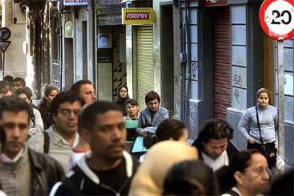 Colas en la comisaría de L'Hospitalet, en la Rambla de Just Oliveras.
