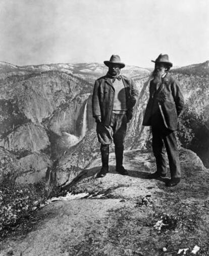 Theodore Roosevelt (izquierda) y el naturalista John Muir contemplan Yosemite desde el Glacier Point, en 1903. 