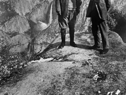 Theodore Roosevelt (izquierda) y el naturalista John Muir contemplan Yosemite desde el Glacier Point, en 1903. 