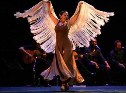 Merche Esmeralda bailando durante una gala flamenca en Tokio.