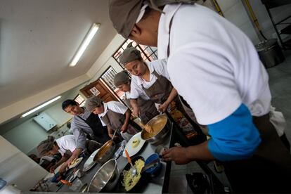 A los centros de formación gastronómica Manq'a acuden un centenar de alumnos. Los mejores, acabarántrabajando en los fogones del afamado Gustu. 