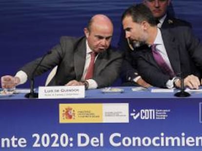 El Príncipe de Asturias y el ministro de Economía y Competitividad, Luís de Guindos,iz., conversan durante la inauguración de la séptima conferencia del programa marco de investigación e innovación de la UE en España, titulada "Horizonte 2020: del conocimiento a la innovación" , hoy en Madrid.