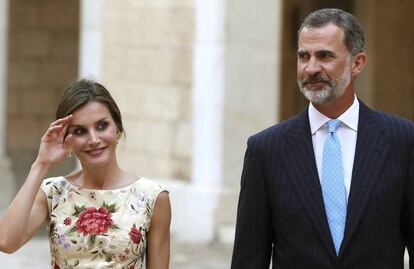 Los reyes Felipe VI y Letizia, antes del inicio de la recepción que han ofrecido este viernes a 500 invitados en el Palacio de la Almudaina.