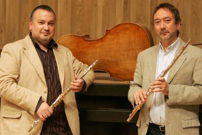 Juan Jesús Silguero (a la izquierda) y Horacio Parravicini, en el auditorio del Conservatorio Juan Crisóstomo de Arriaga.