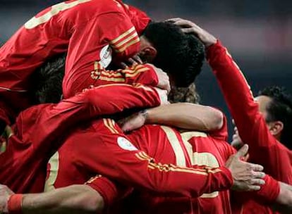 Los jugadores españoles celebran uno de los goles ante Suecia.