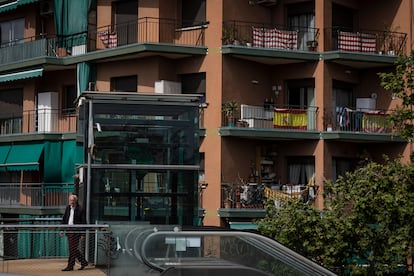 Balcones del barrio de Sants-Badal de Barcelona junto a las escaleras mecánicas que suben al paseo que hay sobre las vías del tren y el metro.
