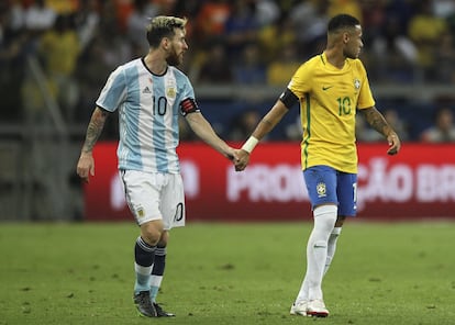 Messi e Neymar na última vez que se enfrentaram num jogo oficial de seleções, em 2016.