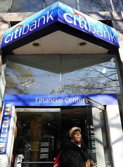 Una clienta sale de una oficina de Citibank en Washington