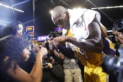 Kobe Bryant, saluda a su hija, Gianna, tras su último partido en la NBA.