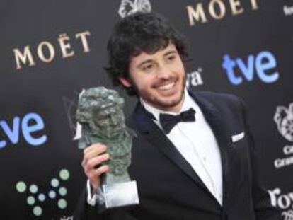 El actor Javier Pereira tras recibir el Goya al "Mejor actor revelación", por su trabajo en la película "Stockholm", financiada por crowdfunding. EFE/Archivo