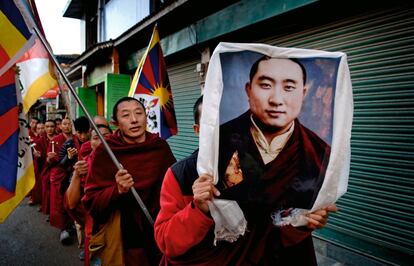 En procesión y con velas, banderas y retratos en mano, salen a las calles de McLeod Ganj (Dharamsala) cuando corre la noticia de un nuevo inmolado en Tíbet.