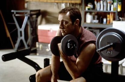 En 'American Beauty' (1999), una de las grandes crónicas sobre la crisis de edad que ha dejado el cine contemporáneo, Kevin Spacey decide comenzar a hacer ejercicio en su sótano para intentar animar una vida que se va al garete.