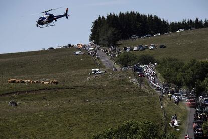 Un helicóptero de la televisión sobrevuela a los corredores durante una etapa del tour de Francia.