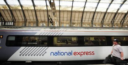 Tren de National Express en la estación de Kings Cross, Londres.