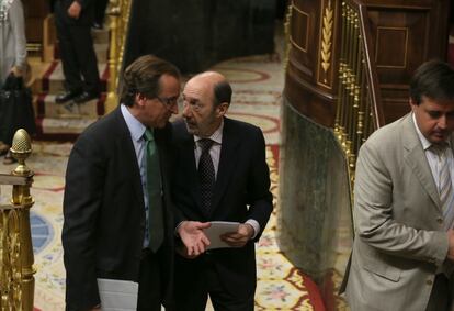 Alfonso Alonso (PP) y Alfredo Pérez Rubalcaba (PSOE) salen juntos del hemiciclo.